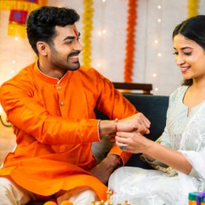 Buy Bhaiya Bhabhi Rakhi Set Online with 30-Minute Express Gift Delivery